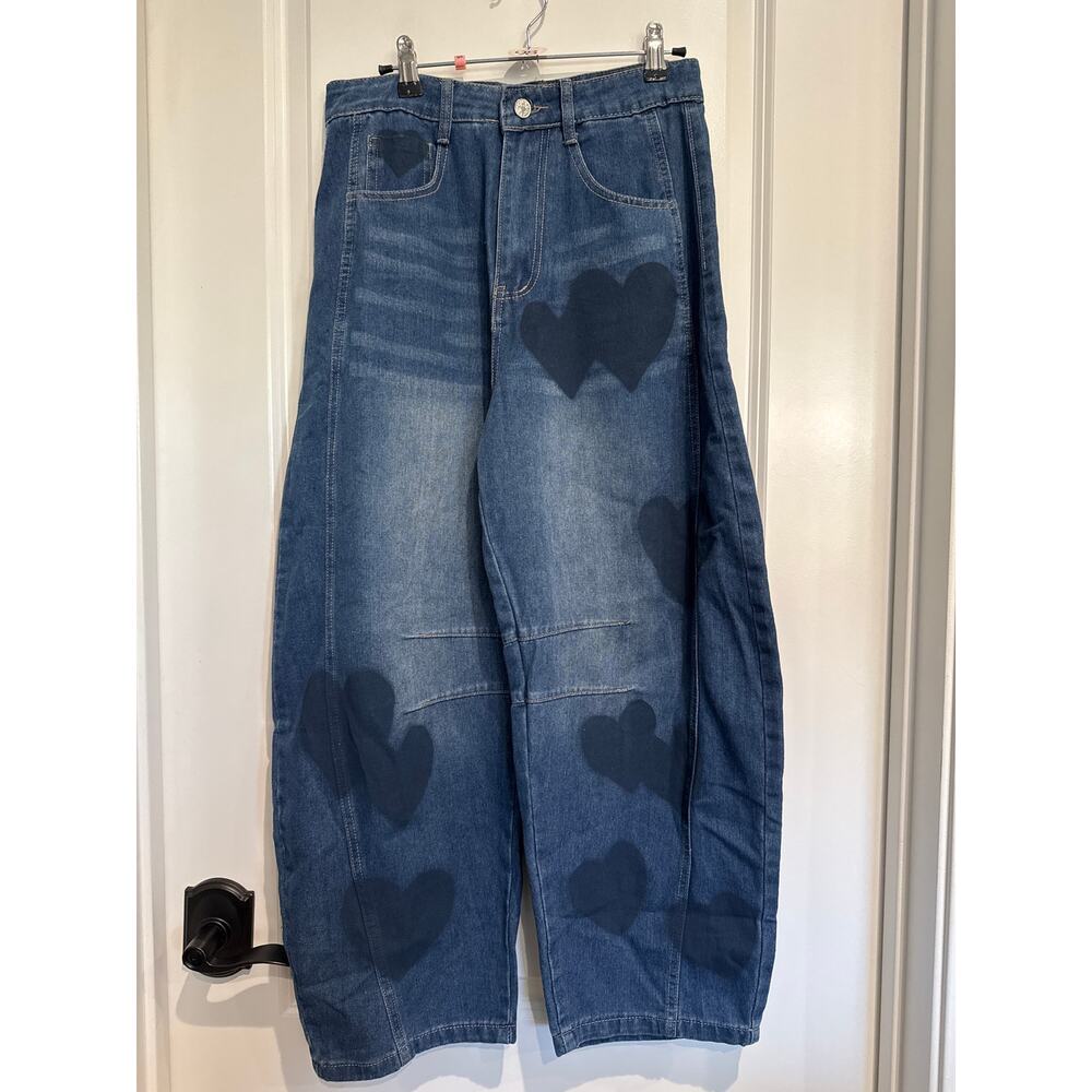 MSRP $89.99 | NEW ✨ Heart Stamp Barrel Jeans – Size S ✨ SAME DAY/NEXT DAY SHIP - Picture 2 of 7
